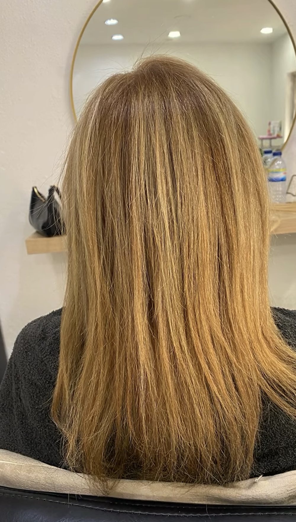 Antes: cabelo loiro mel pelos ombros