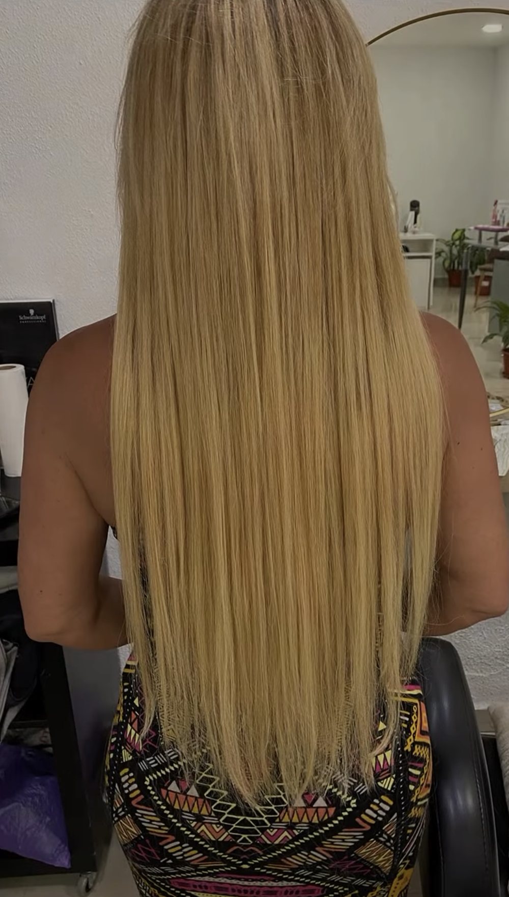 Depois: cabelo loiro liso pela cintura, com extensões de microcápsulas de queratina